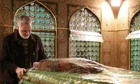 تصاویری از حضور حاج قاسم سلیمانی در حرم امام رضا (ع) با لباس خادمی