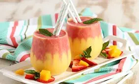 طرز تهیه اسموتی هلو انبه و توت فرنگی