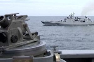 شلیک اخطار کشتی جنگی روس به سمت ناو انگلیسی