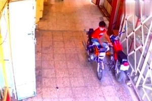 سرقت ماهرانه موتورسیکلت توسط یک پسر بچه/ ویدئو