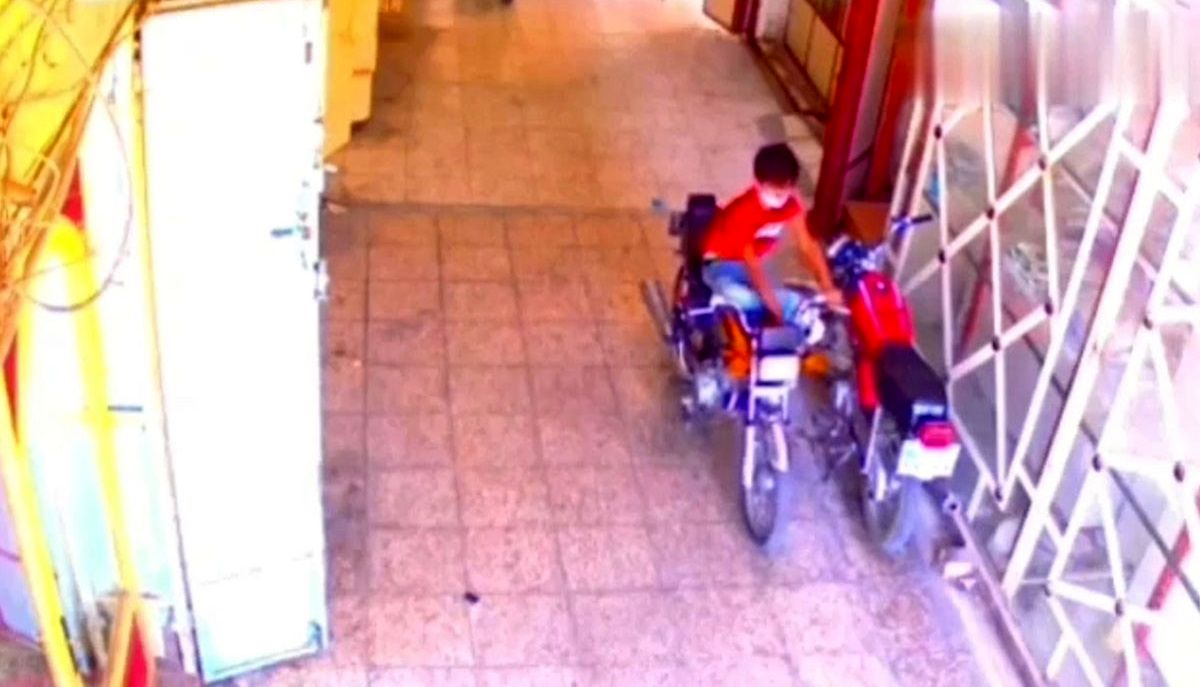 سرقت ماهرانه موتورسیکلت توسط یک پسر بچه/ ویدئو