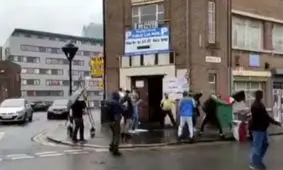 گفت وگو با خانمی که در شعبه اخذ رای در انگلیس از منافقین و ضدانقلاب کتک خورد