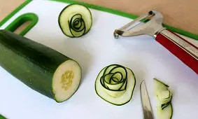 یک ایده ناب برای مهمانی ها؛ تزئین خیار به شکل گل