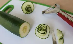یک ایده ناب برای مهمانی ها؛ تزئین خیار به شکل گل