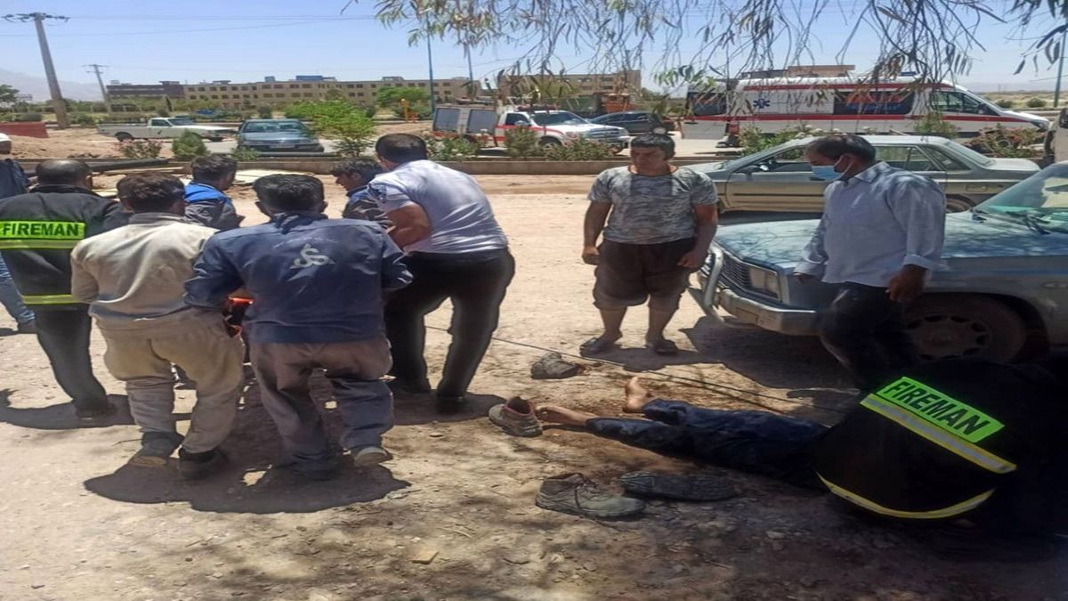 نجات دو کارگر حادثه‌ دیده در پروژه فاضلاب شهری کرمان