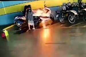 زن عصبانی، موتورسیکلت نامزدش را به آتش کشید/ ویدئو