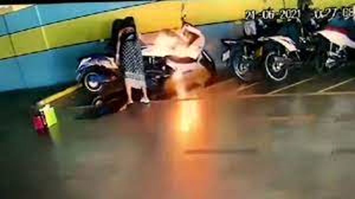 زن عصبانی، موتورسیکلت نامزدش را به آتش کشید/ ویدئو