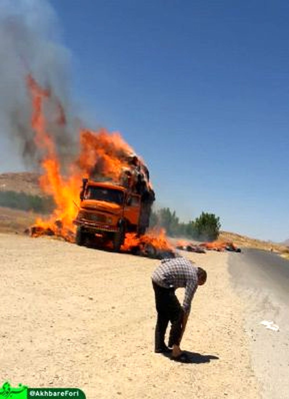 کامیون حامل کاه، طعمه حریق شد