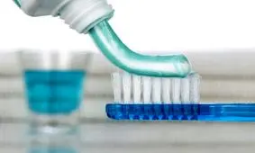 چرا نباید از خمیردندان‌های سفیدکننده استفاده کرد؟