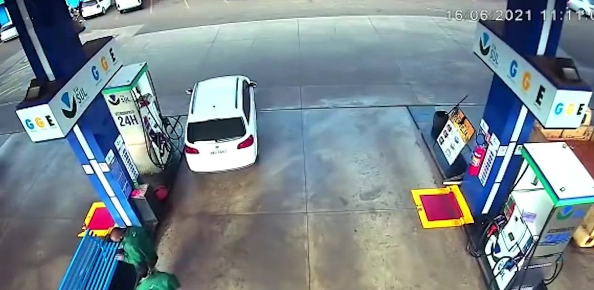 راننده فراموشکار پمپ بنزین را به آتش کشید/ ویدئو
