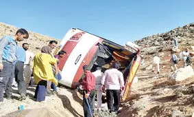 کیهان: سانحه درگذشت سربازمعلم ها و خبرنگاران به‌خاطر بزرگنمایی تحریم ها بود!