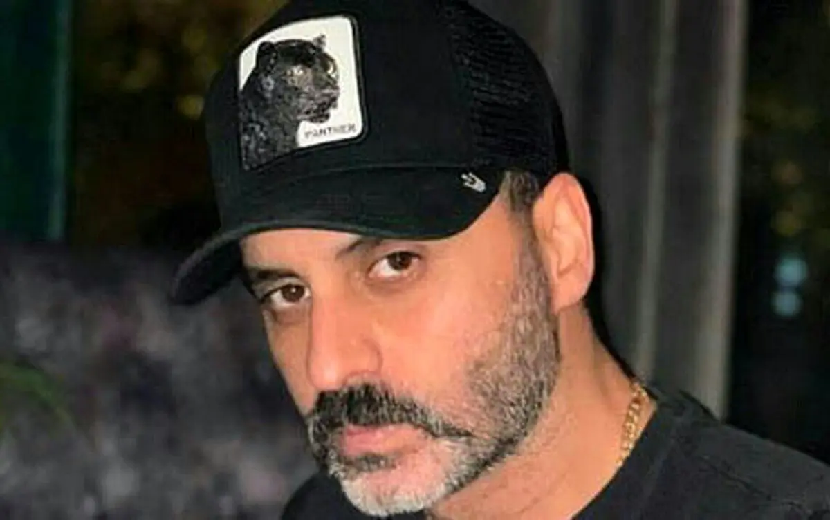 علی رام نورایی با لباس زندانیان