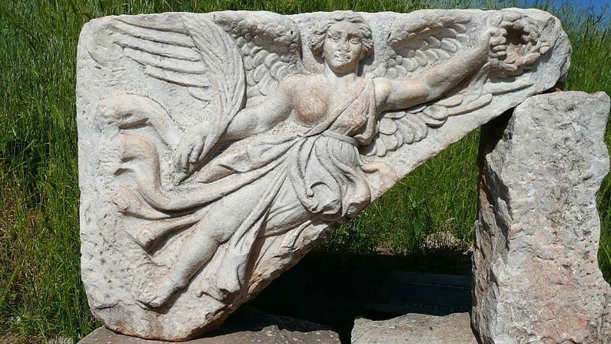 مردانی که قصد داشتن مجسمه یکی از الهه‌های یونان باستان را بفروشند دستگیر شدند