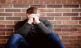 سن اوج احساس بدبختی چه سنی است؟