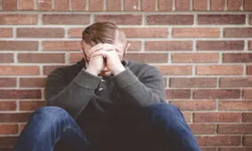 سن اوج احساس بدبختی چه سنی است؟