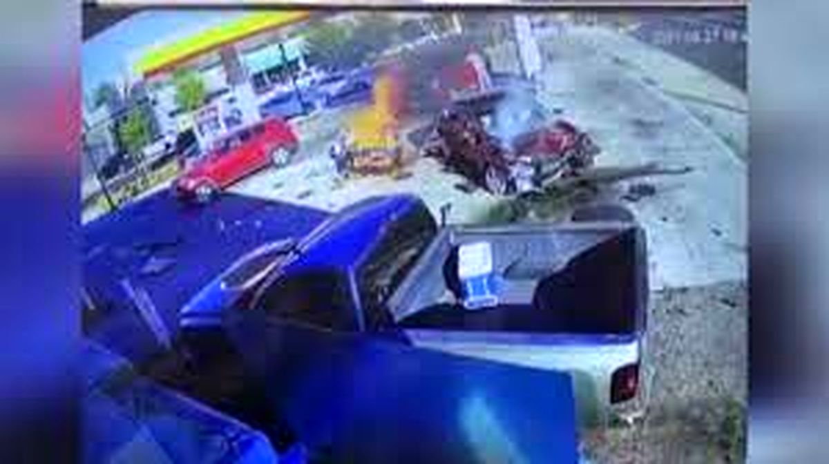 تصادف وحشتناک یک خودرو با پمپ بنزین/ ویدئو