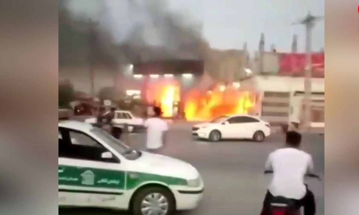 لحظه آتش سوزی پمپ بنزین خوزستان/ ویدئو