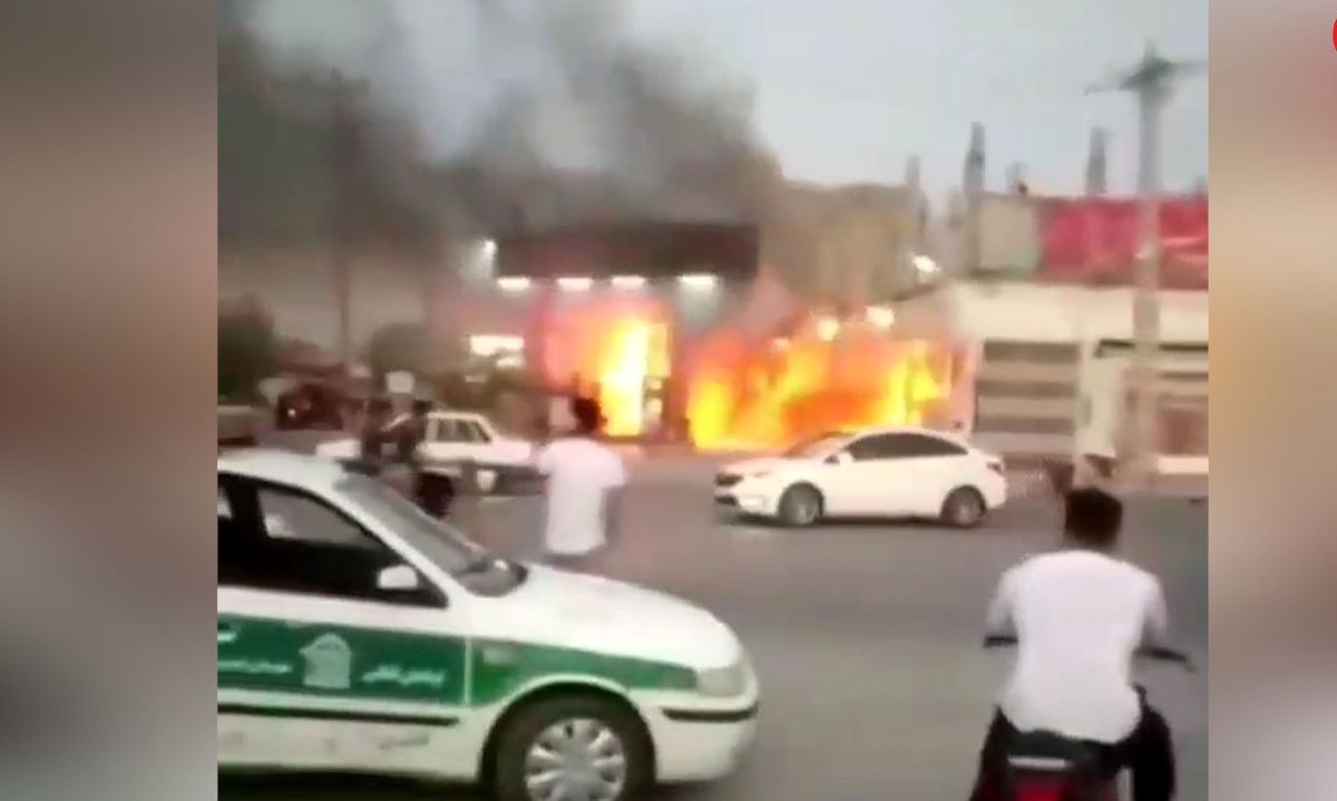 لحظه آتش‌ سوزی پمپ بنزین خوزستان/ ویدئو