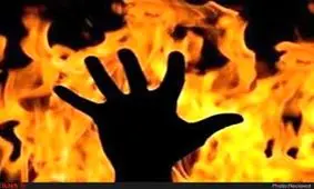 لحظه خودسوزی معلم جلوی دادگستری اصفهان/ ویدئو