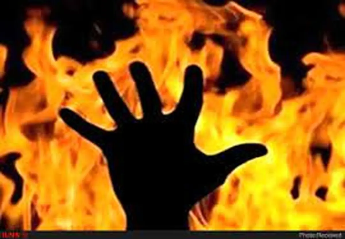 لحظه خودسوزی معلم جلوی دادگستری اصفهان/ ویدئو