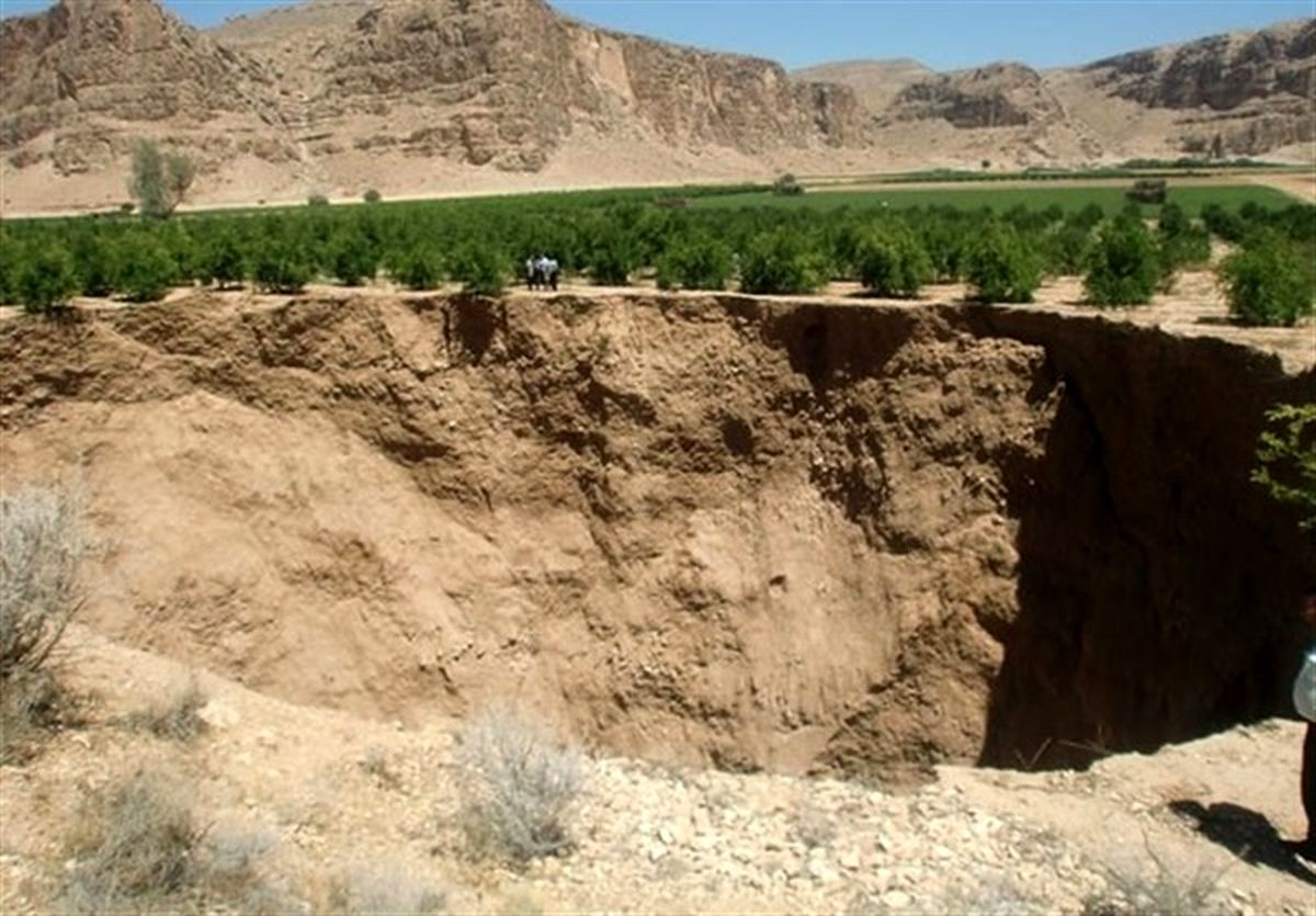 برداشت بی رویه آب از سفره های زیرزمینی سبب فرونشست در برخی نقاط کشور شده است