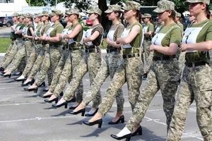 جنجال رژه سربازان زن ارتش اوکراین با کفش پاشنه‌بلند/ عکس