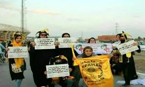حواشی دیدار سپاهان-پارس جنوبی؛ ⁧بانوان⁩ اصفهانی دم ورودی ورزشگاه نقش جهان+عکس