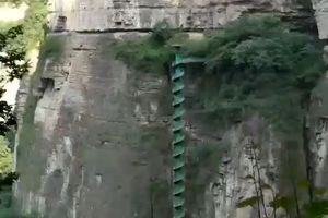 پله نوردی ۸۸ متری در چین/ ویدئو