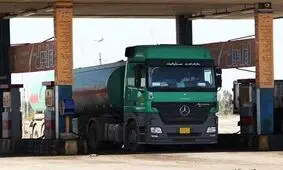 سوختگیری خطرناک یک کامیون در جاده/ ویدئو