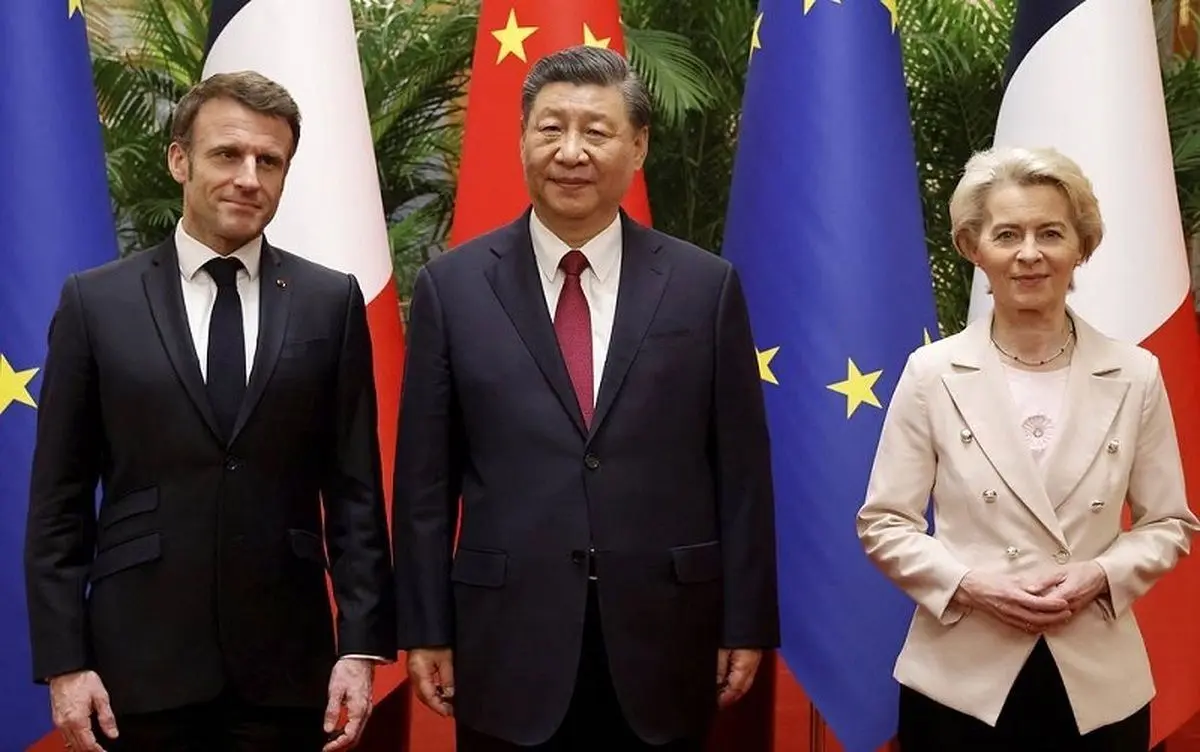  اقدام عجیب مکرون هنگام عکس گرفتن با رئیس جمهور چین/ ویدئو

