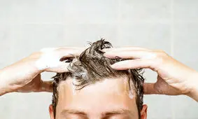 شستشوی روزانه سر، چه بلایی بر سر موهایتان می‌آورد؟