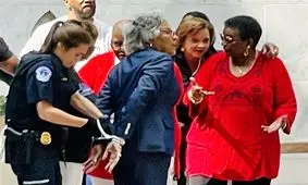 بازداشت نماینده سیاهپوست کنگره آمریکا هنگام تظاهرات