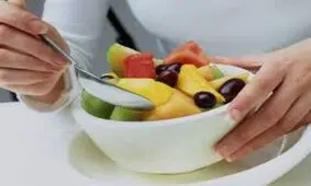 باورهای اشتباه درباره زمان میوه خوردن