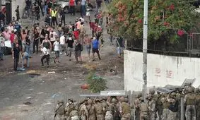 آشوب در بیروت/ معترضان لبنانی در اعتراض به استعفای سعد حریری با نیروهای نظامی درگیر شدند/ ویدئو