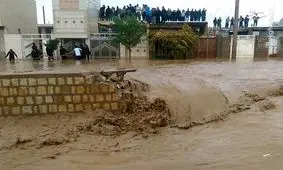 تلاش برای نجات کودکان گرفتار در گل‌‌ولای/ ویدئو