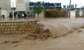 تلاش برای نجات کودکان گرفتار در گل‌‌ولای/ ویدئو