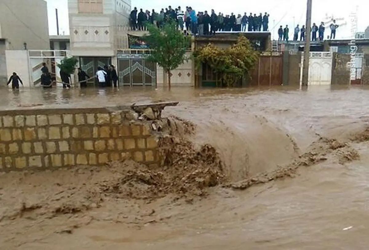 تلاش برای نجات کودکان گرفتار در گل‌‌ولای/ ویدئو