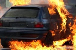 آتش زدن خودرو توسط افراد ناشناس در قهدریجان اصفهان/ ویدئو