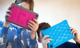 گوشی‌ و تبلت برای بچه‌ ها بخریم یا نه؟/ سن مناسب برای خرید گوشی و تبلت