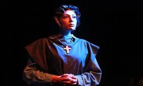 رقص «خواهر مسیحی» با یک گروه شورشی