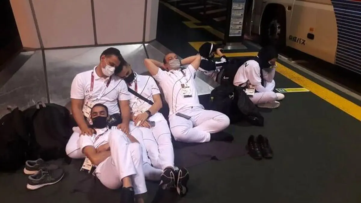 خستگی و گرسنگی کاروان ایران در فرودگاه توکیو بر اثر بی نظمی عجیب ژاپنی ها/ تفریح عجیب میلاد عبادی پور و میثم صالحی پس از معطلی