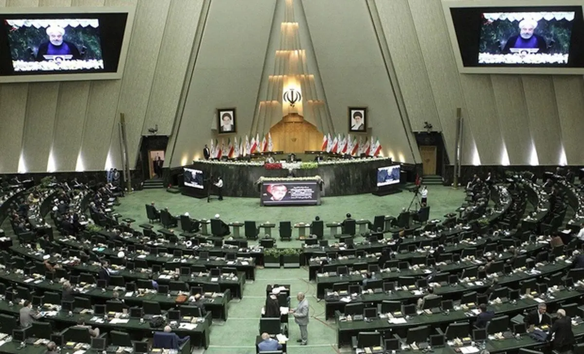 «آذری جهرمی» از مجلس کارت زرد گرفت