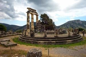 آشنایی با تاریخچه و رازهای معبد دلفی در یونان