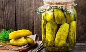 خوشمزه ترین خیارشور دنیا با این سبزی درست می شود