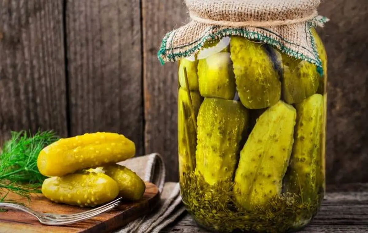 خوشمزه ترین خیارشور دنیا با این سبزی درست می شود
