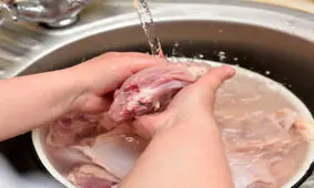 شستن این مواد غذایی قبل از پخت اشتباه است