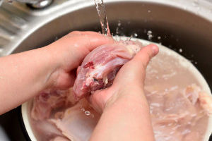 شستن این مواد غذایی قبل از پخت اشتباه است