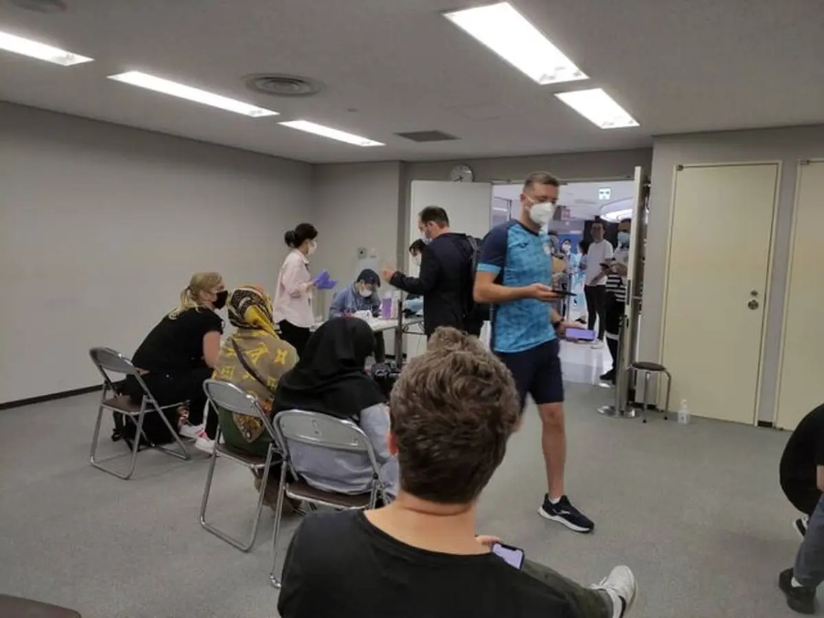 استقبال ژاپنی ها از خبرنگاران در اتاقی بدون تهویه مناسب!