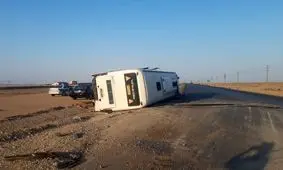 واژگونی اتوبوس با ۲۰ مسافر در جاده سمنان به سرخه