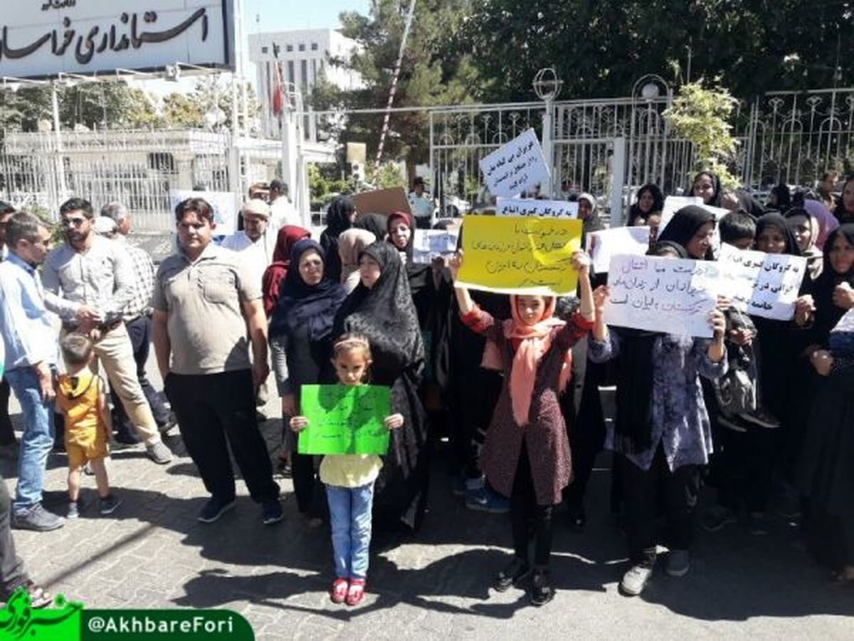 تجمع ایرانیان زندانی در ترکمنستان مقابل استانداری خراسان رضوی